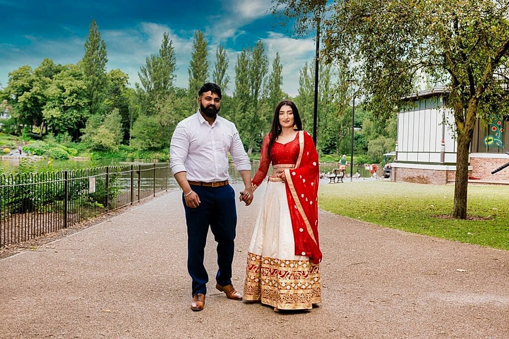What to Wear for Stunning Engagement Photos in 2025